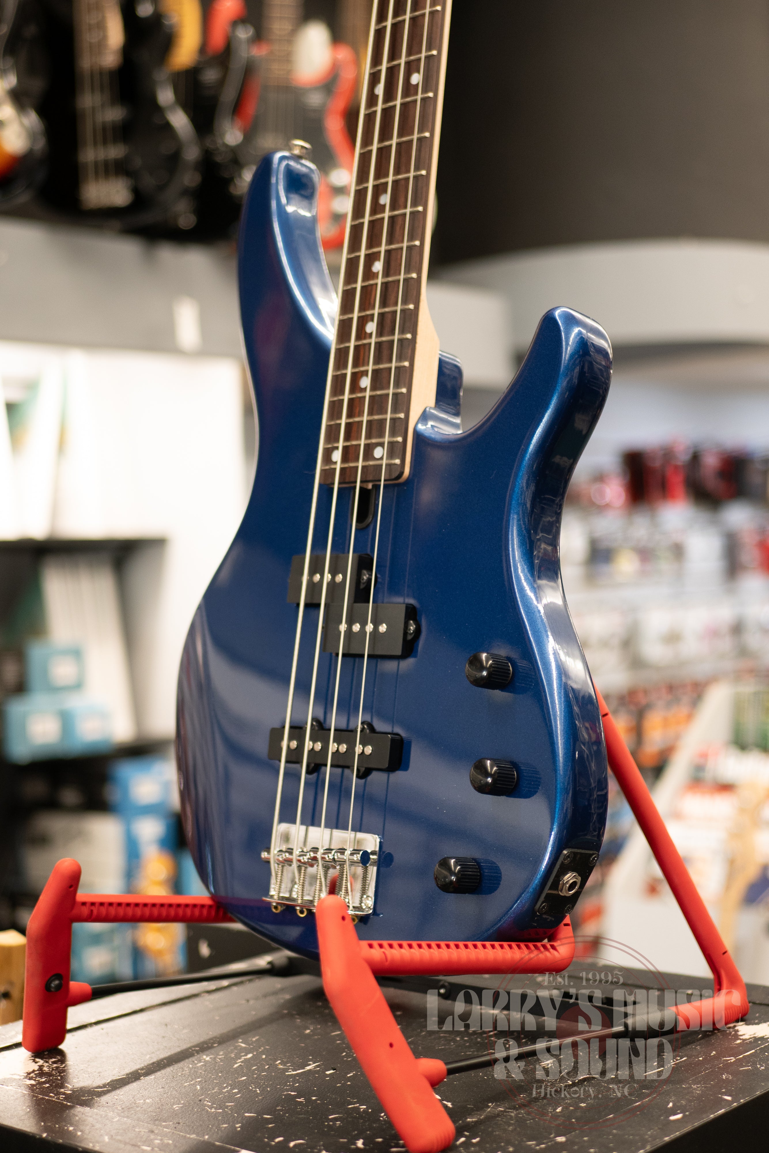 ベース YAMAHA TRBX174 DARK BLUE LLIC Yamaha TRBX174 4-string Bass Guitar - Blue Metallic | Sweetwater